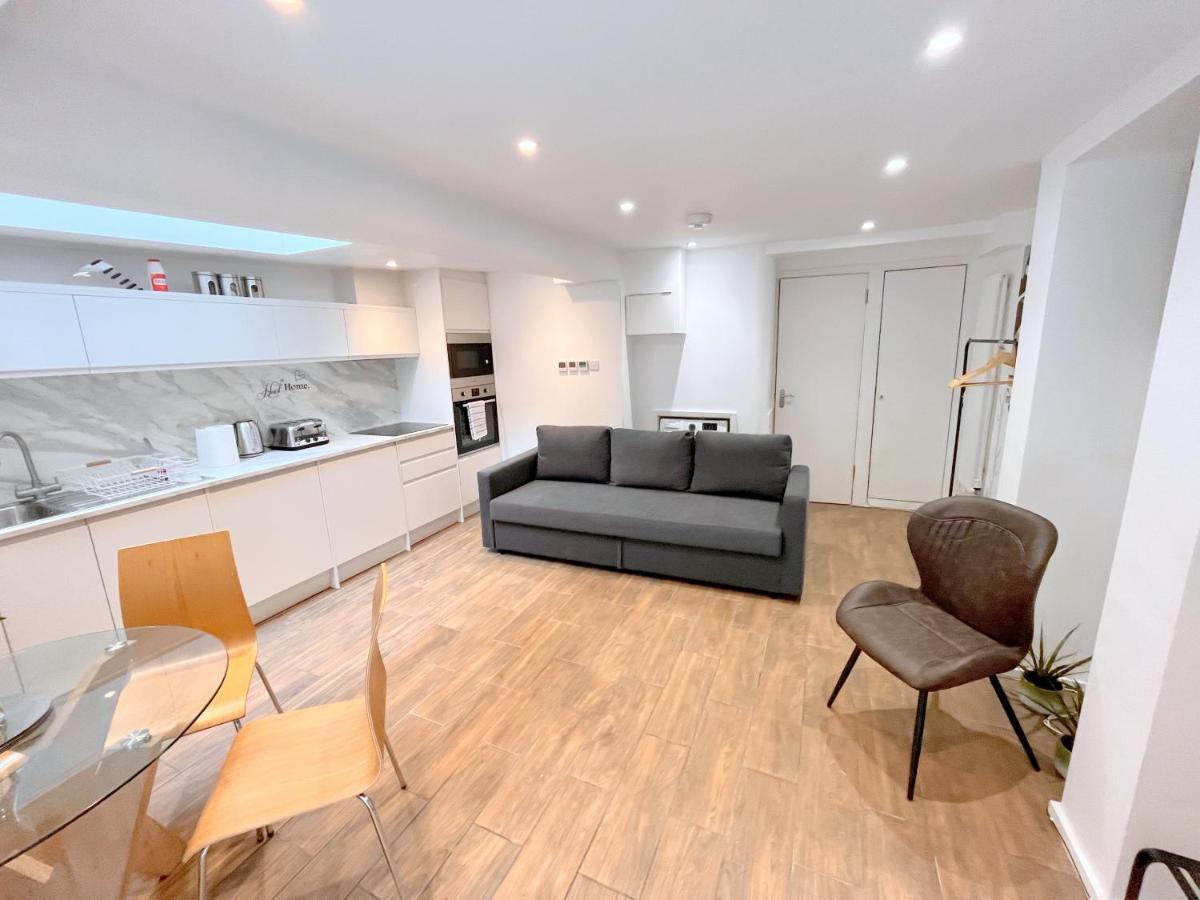 Two Bedroom Flat With Private Patio In Battersea London Exteriör bild